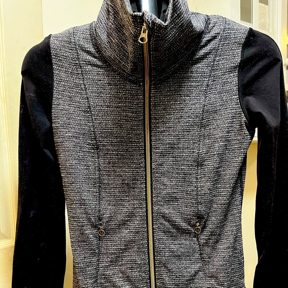 Lululemon Daily yoga jacket size 2 in good condition